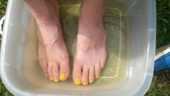 Mutter-und-Tochter-Zeit: Salbe-und-Salz-Fußbad Mutter-und-Tochter-Zeit: Salbe-und-Salz-Fußbad