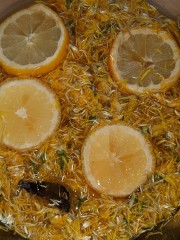 Bild 2: Löwenzahnblüten mit Zitronenscheiben in Apfelsaft bild 2: loewenzahnblueten mit zitronenscheiben in apfelsaft