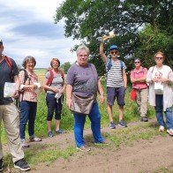 Die Teilnehmenden der Kräuterwanderung auf dem Müllerweg