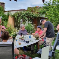 Kräuter in Anas Garten verarbeiten