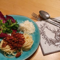 Hagebutten-Bolognese servieren und genießen
