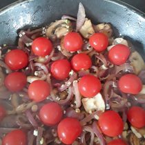 Offene Lasagne mit wildem Hopfen - Zutaten anschwitzen