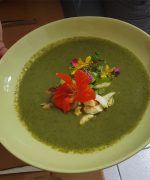 Grüne Gazpacho-Suppe mit Sommerkräutern, Oliven und Ei