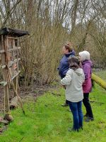Vor dem Insektenhotel am NABU-Standort Alter Bahnhof Trais-Horloff