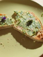 Geröstetes Brot mit frischer Bärlauchbutter