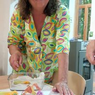 Ana Farago mit Blüten in der Küche