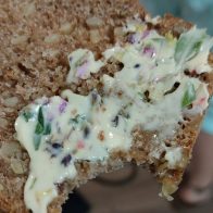 Blütenbutter auf Brot