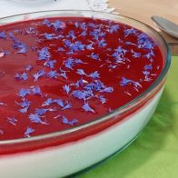 Dessert mit Kornblumen