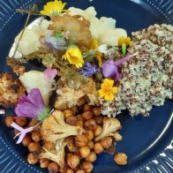 Blüten, Blumenkohl, Kichererbsen und Quinoa