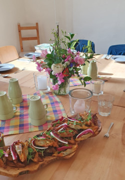 Die Tafel ist gedeckt Gedeckter Tisch